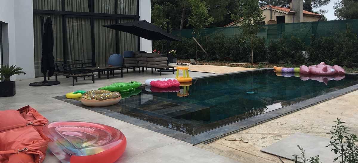 Photo d'un technitien en tenue de plonger dans la piscine